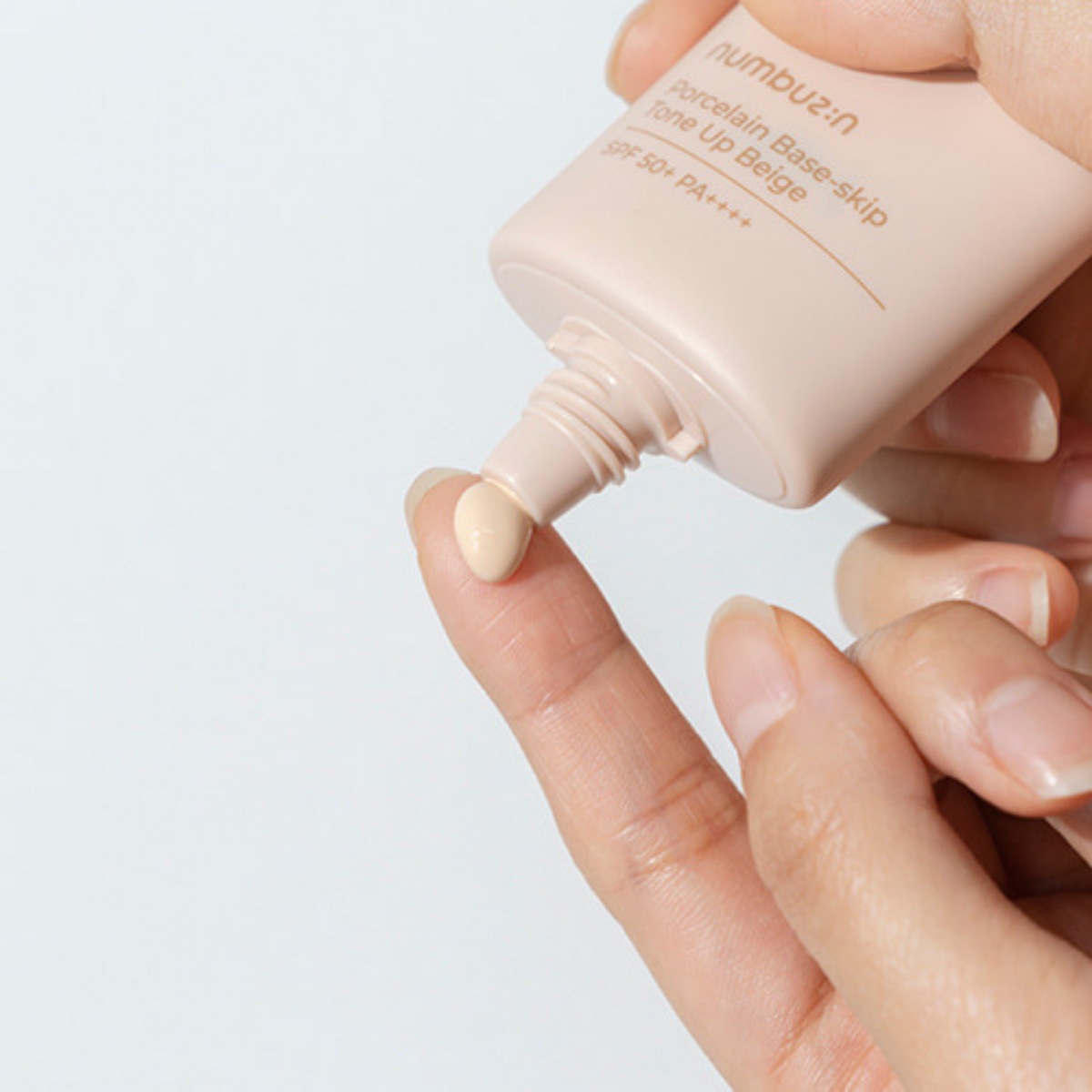 Crème solaire beige déposée sur le bout du doigt