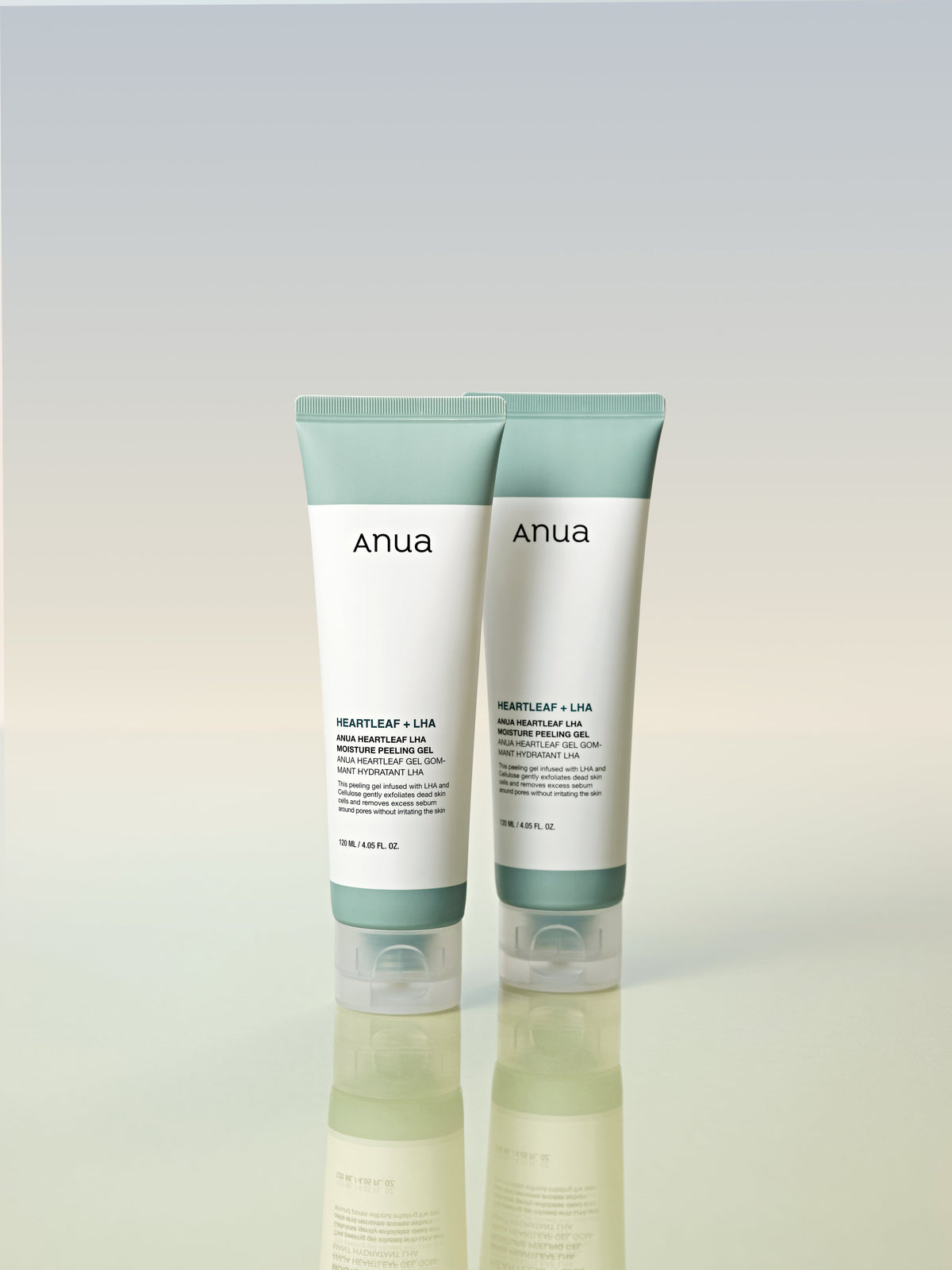 Deux tubes blancs et verts de gel exfoliant côte à côte