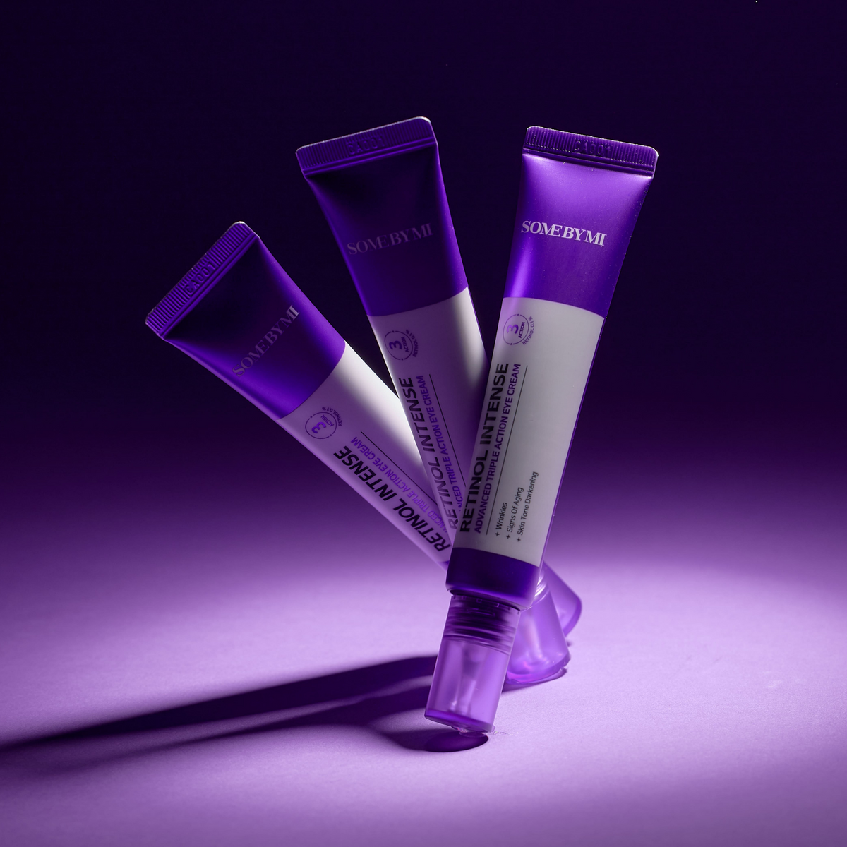 Trois tubes violets de contour des yeux disposés en éventail