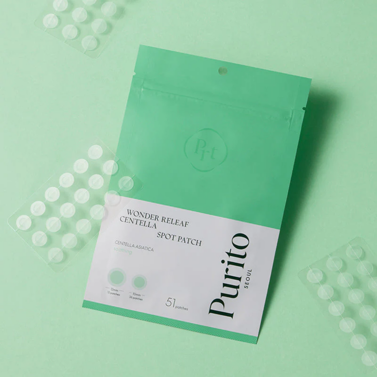 Sachet vert entouré de plaquettes de patchs ronds transparents