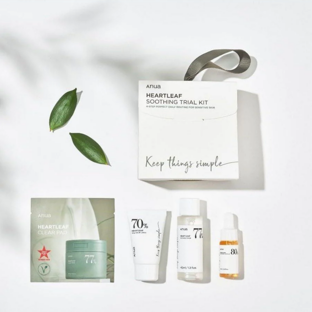 Coffret avec une lotion, une ampoule, un lait hydratant et un sachet de disques toniques