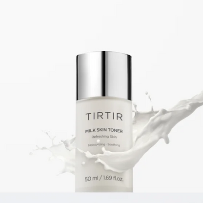 Petit flacon de lotion laiteuse dans une éclaboussure blanche