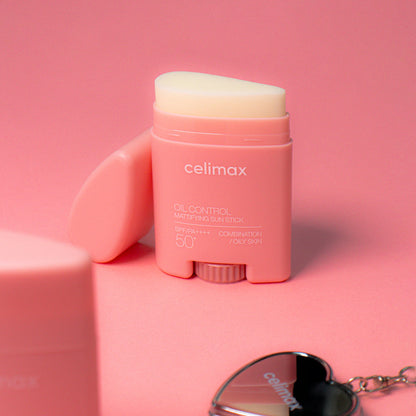 Stick solaire rose ouvert avec son capuchon posé à côté