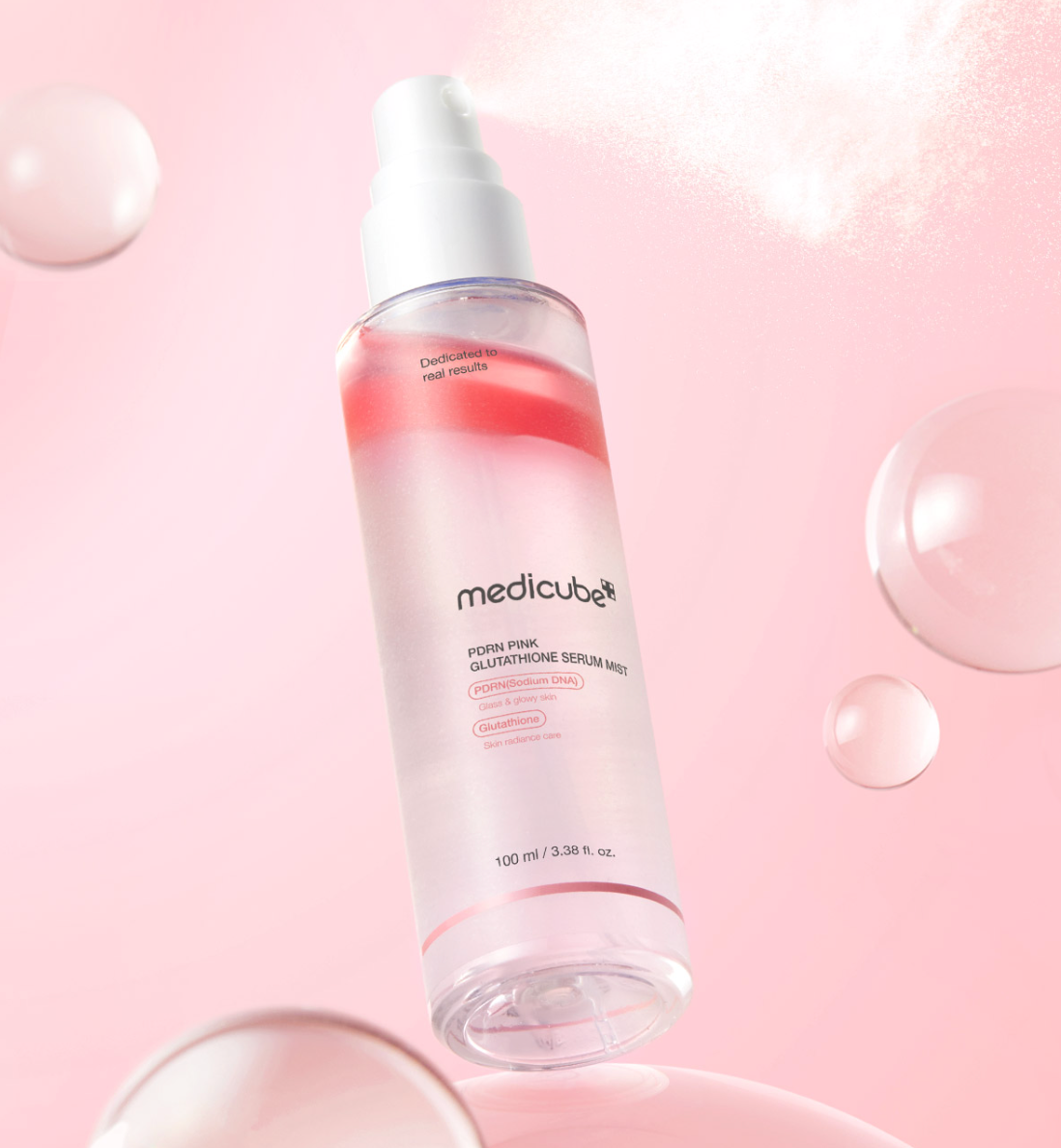 Brume fine pulvérisée au-dessus du flacon à phase rose