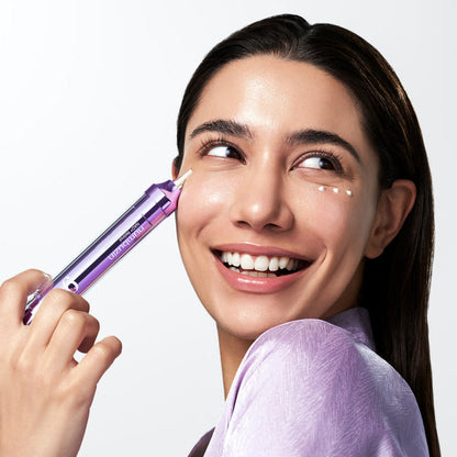Contour des yeux déposé par petites touches avec un applicateur violet