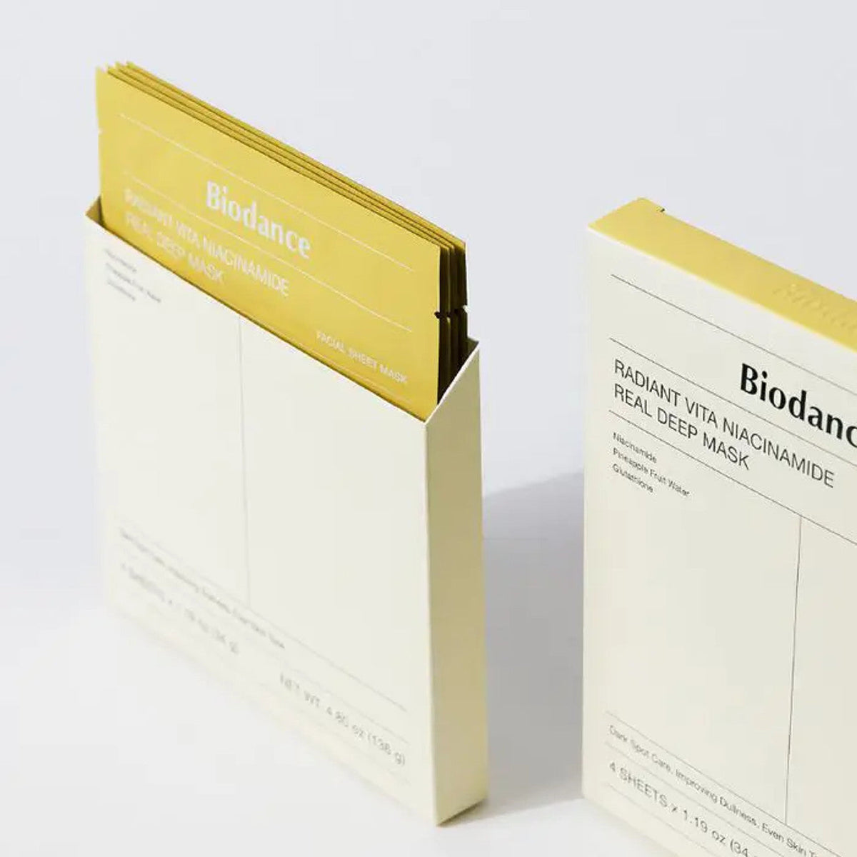 Sachets jaunes de masque rangés dans une boîte ouverte
