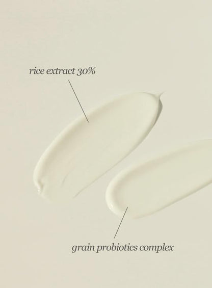 Texture de crème solaire, avec les mentions extrait de riz 30 % et complexe de céréales fermentées