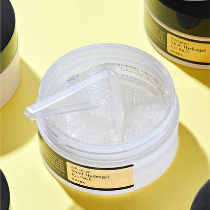 Pot ouvert sur les patchs transparents avec une spatule