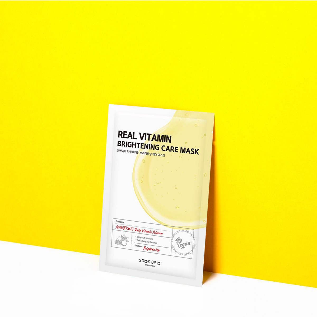 Sachet de masque blanc et jaune sur fond jaune