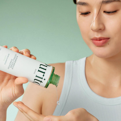 Lotion sans parfum versée dans la paume