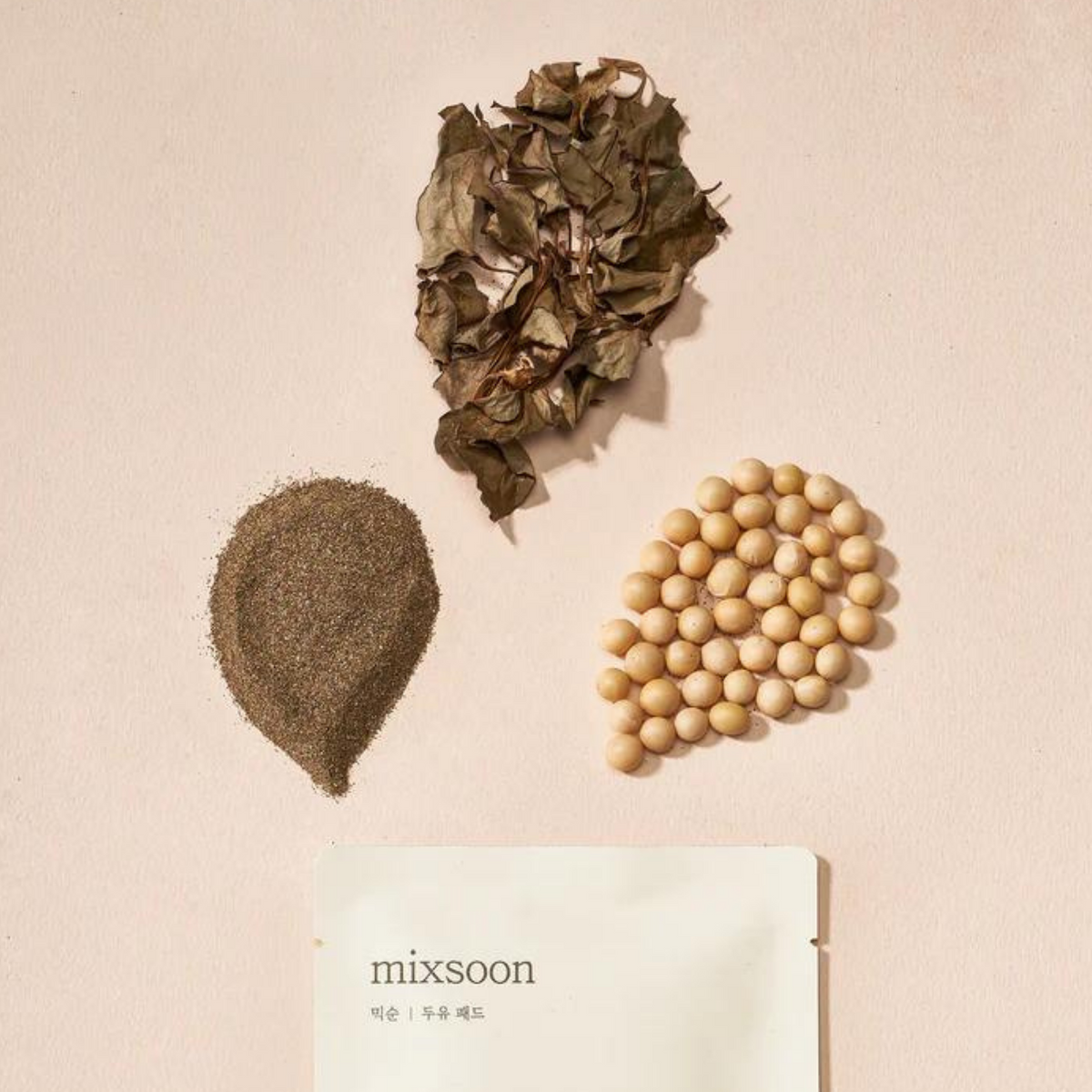 Sachet de soin près de graines de soja, de feuilles séchées et de poudre