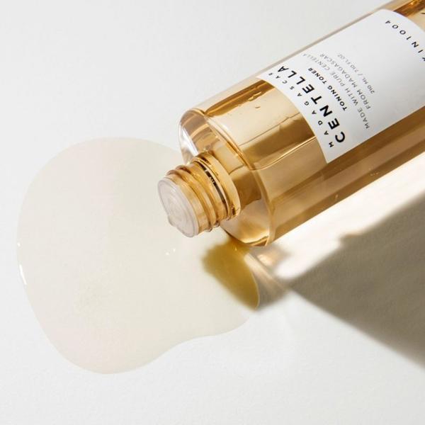 Flacon de lotion dorée ouvert près d&