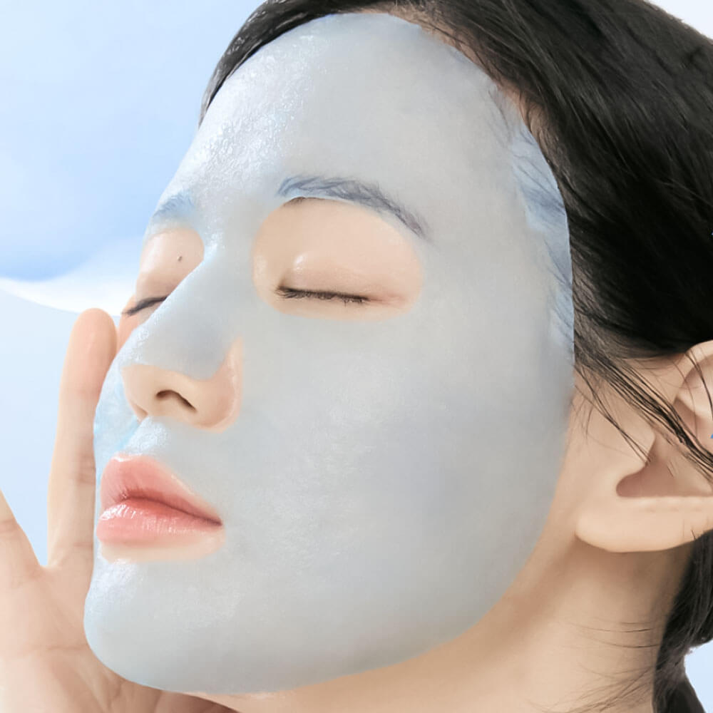Masque bleu pâle posé sur le visage et ajusté près du nez