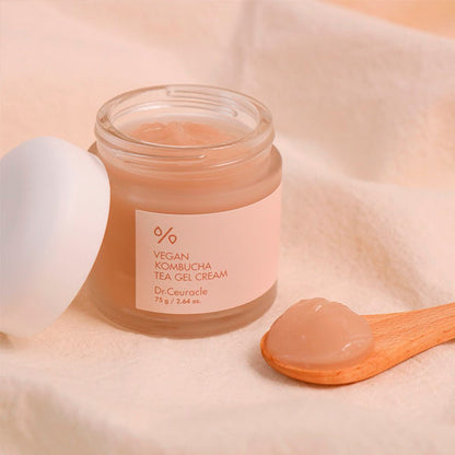 Pot ouvert de gel-crème ambré près d&