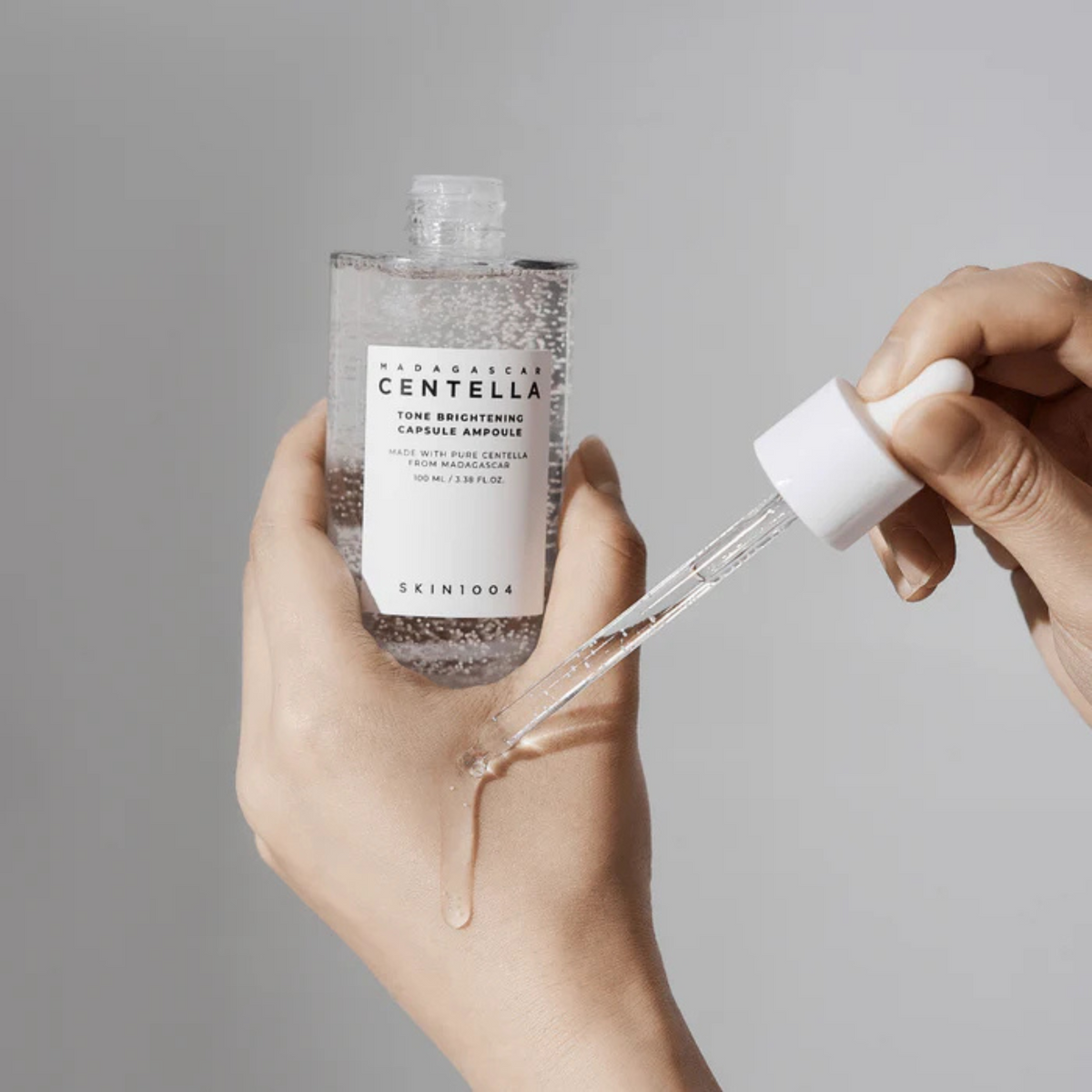 Ampoule transparente déposée à la pipette sur le dos de la main
