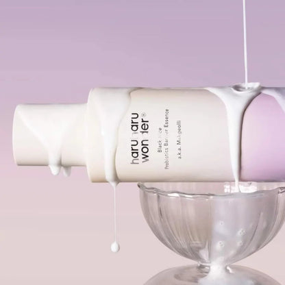 Essence blanche coulant sur le flacon posé au-dessus d&