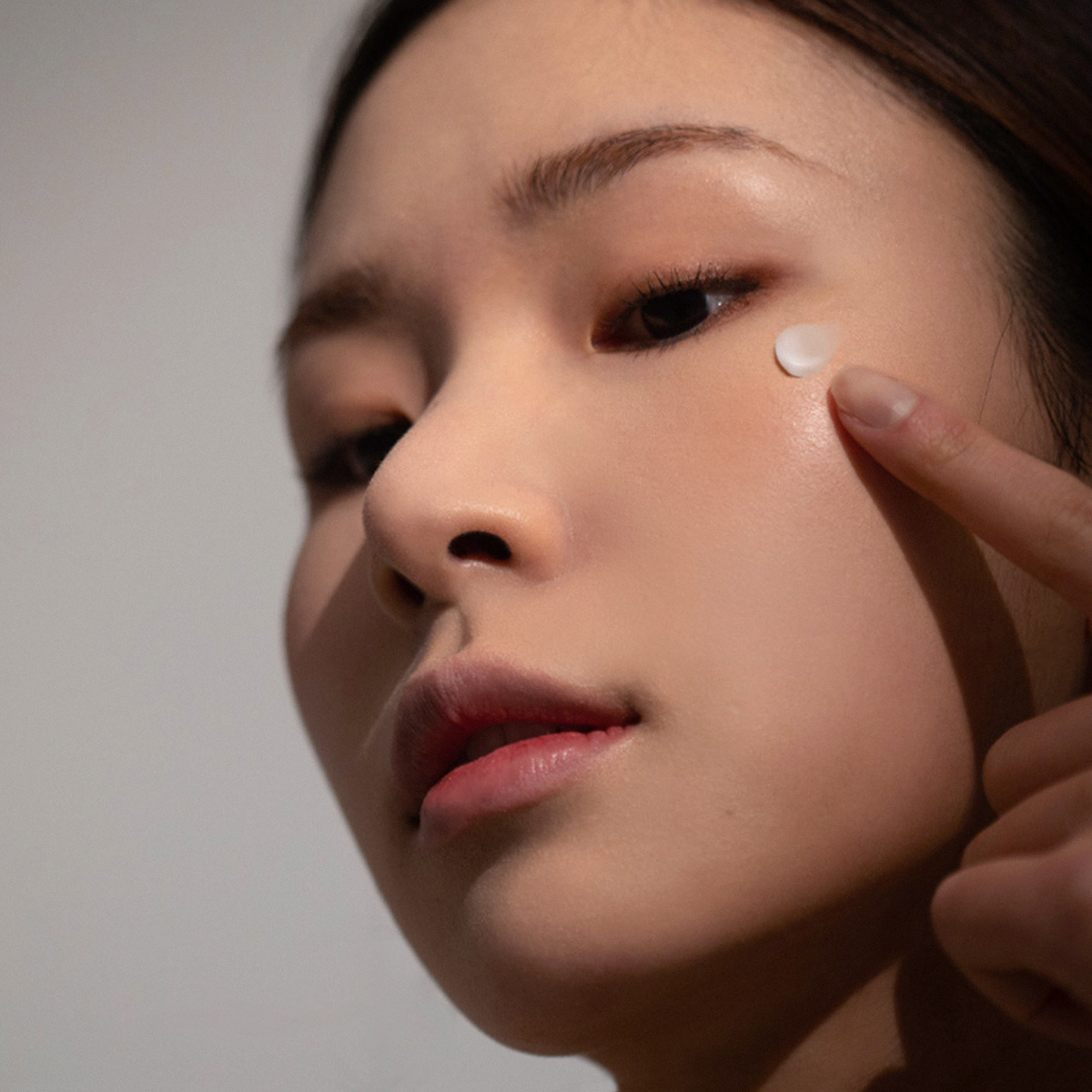 Crème contour des yeux déposée près du coin externe de l&