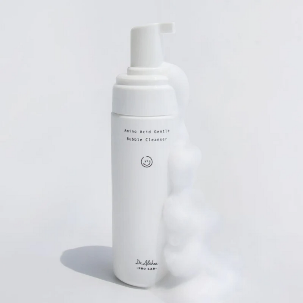 Flacon-pompe blanc de nettoyant entouré de mousse