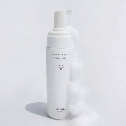 Flacon-pompe blanc de nettoyant entouré de mousse