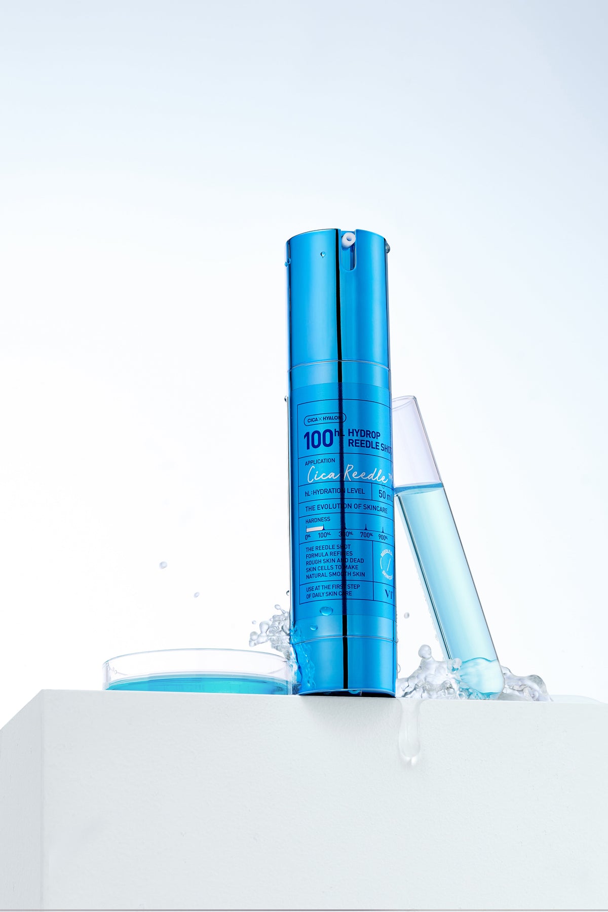 Flacon-pompe bleu près de récipients de liquide bleu clair