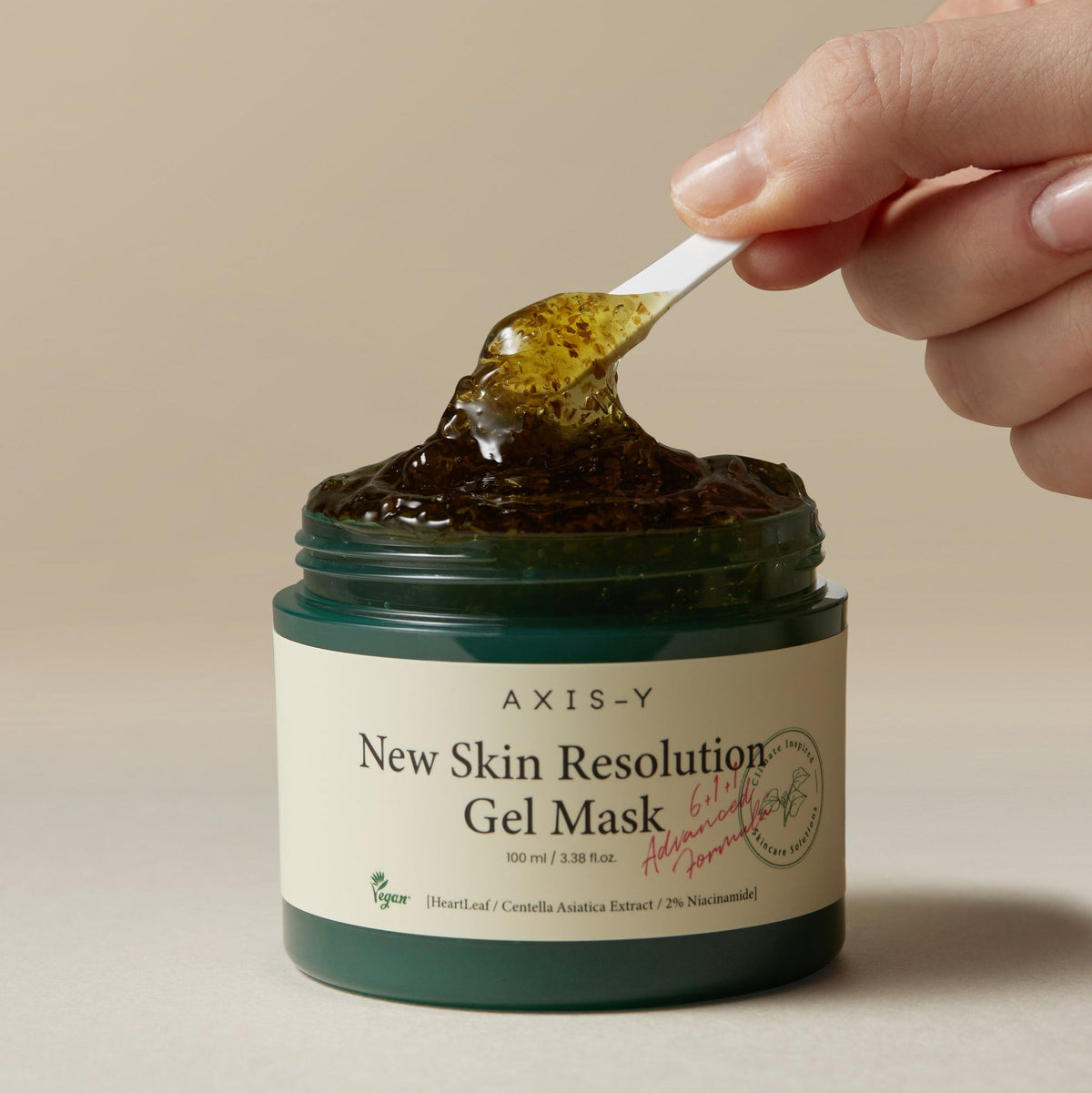 Masque-gel ambré à particules prélevé à la spatule