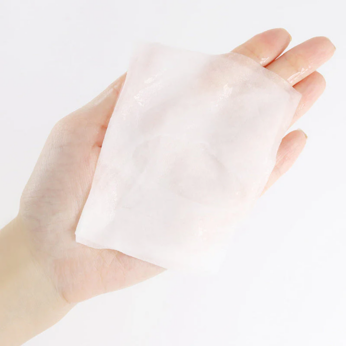 Masque blanc plié présenté dans la paume