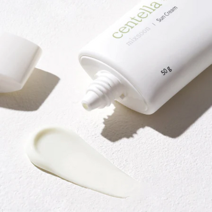 Tube blanc de solaire ouvert près d&