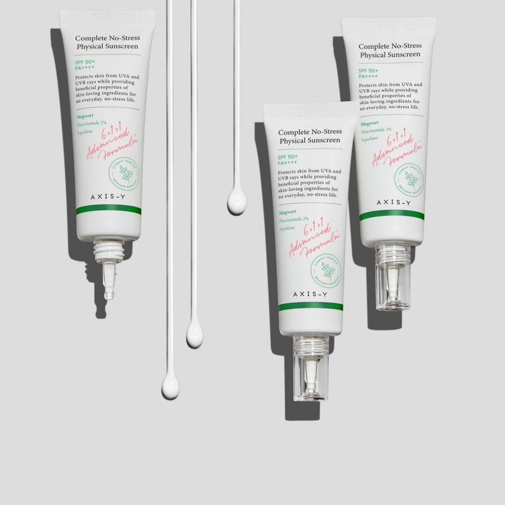 Trois tubes de solaire, dont un sans capuchon, avec des gouttes de crème