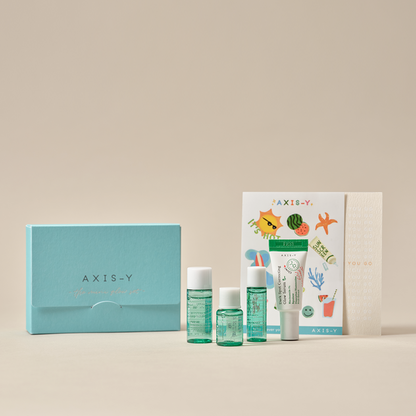 Quatre miniatures de soin alignées devant le coffret turquoise