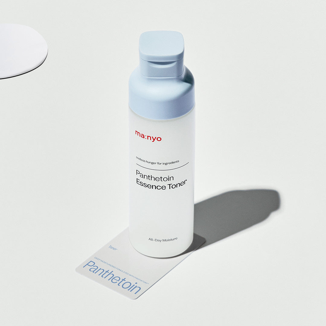 Flacon de lotion à bouchon bleu clair dressé sur une étiquette