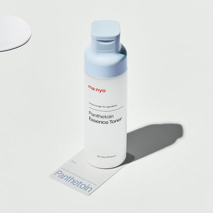Flacon de lotion à bouchon bleu clair dressé sur une étiquette