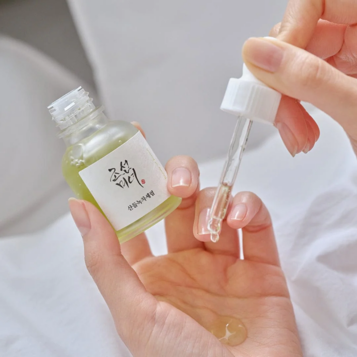 Sérum jaune-vert déposé dans la paume avec la pipette