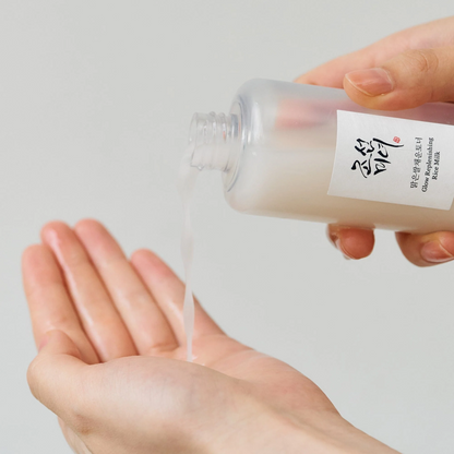 Lotion laiteuse versée dans la paume depuis le flacon