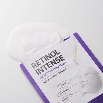 Sachet blanc et violet ouvert avec une feuille de masque imbibée