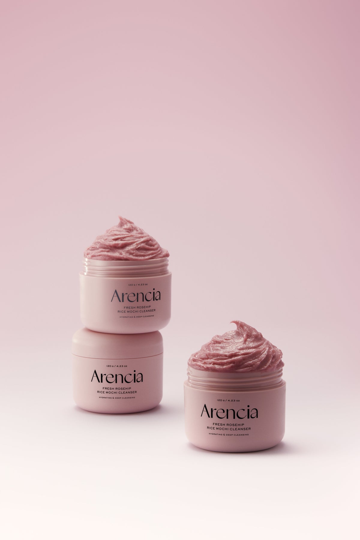 Pots roses de nettoyant ouverts sur une pâte rose fouettée