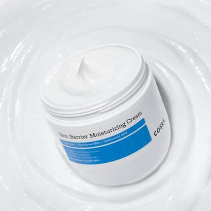 Pot ouvert sur une crème blanche onctueuse, entouré de traces de crème