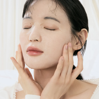 Masque fin posé sur le visage, avec les mains contre les joues