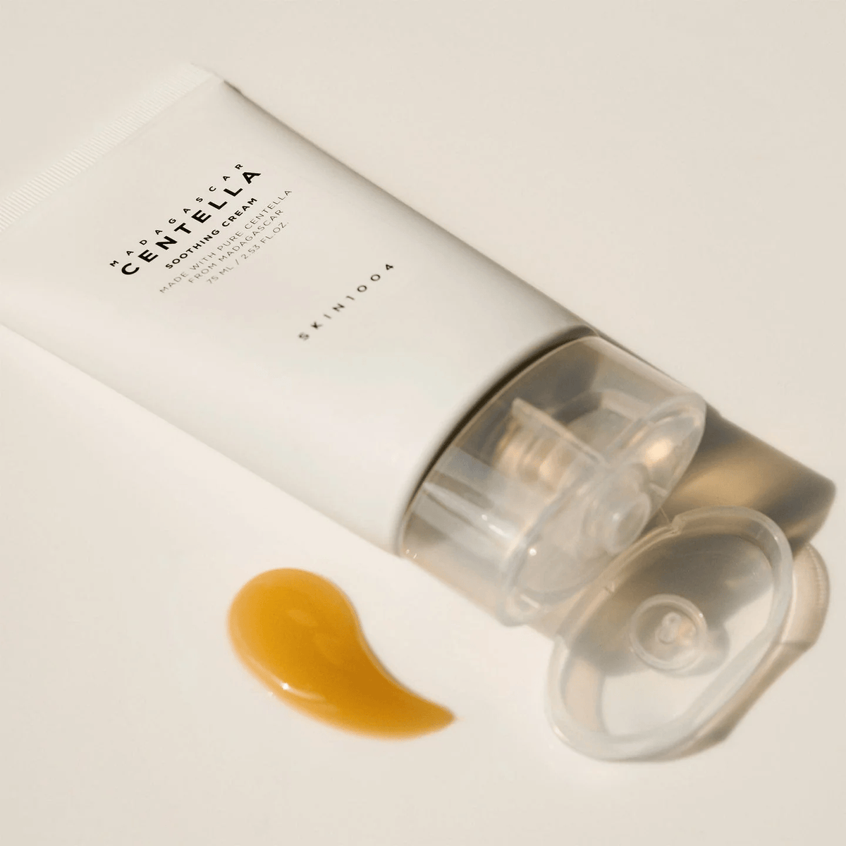 Tube de crème ouvert près d&