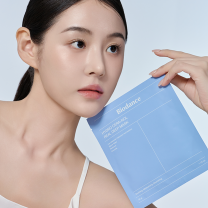 Sachet bleu de masque tenu près du visage