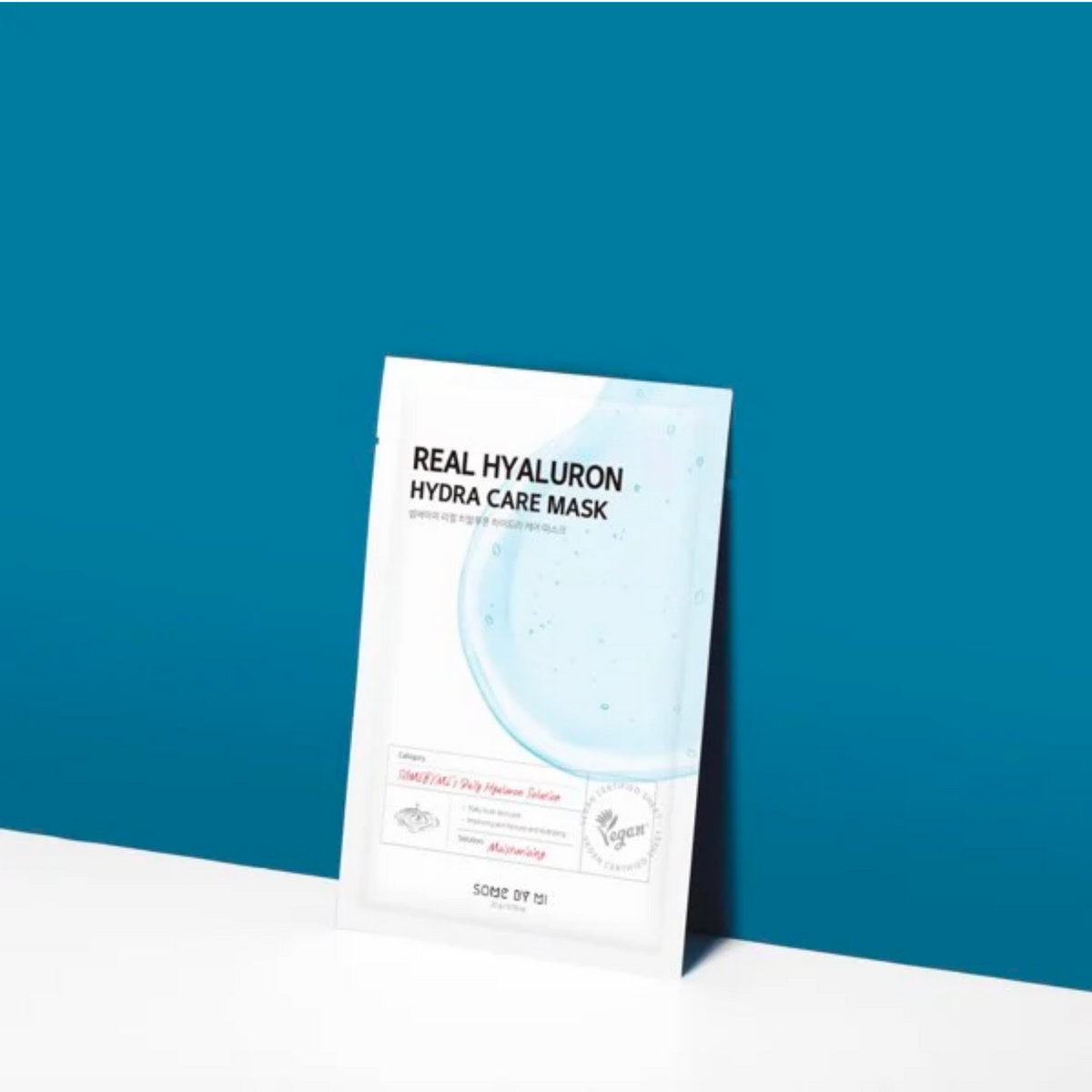Sachet blanc et bleu de masque sur fond bleu