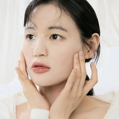Masque fin posé sur le visage et ajusté avec les deux mains
