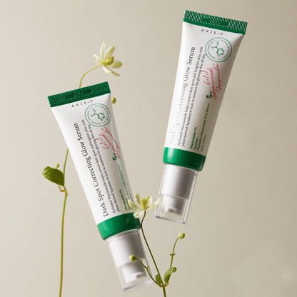 Deux tubes de sérum blancs et verts entourés de petites fleurs