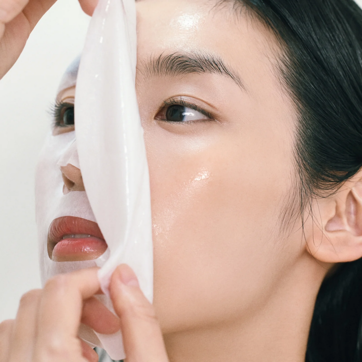 Retrait du masque en tissu sur le côté du visage