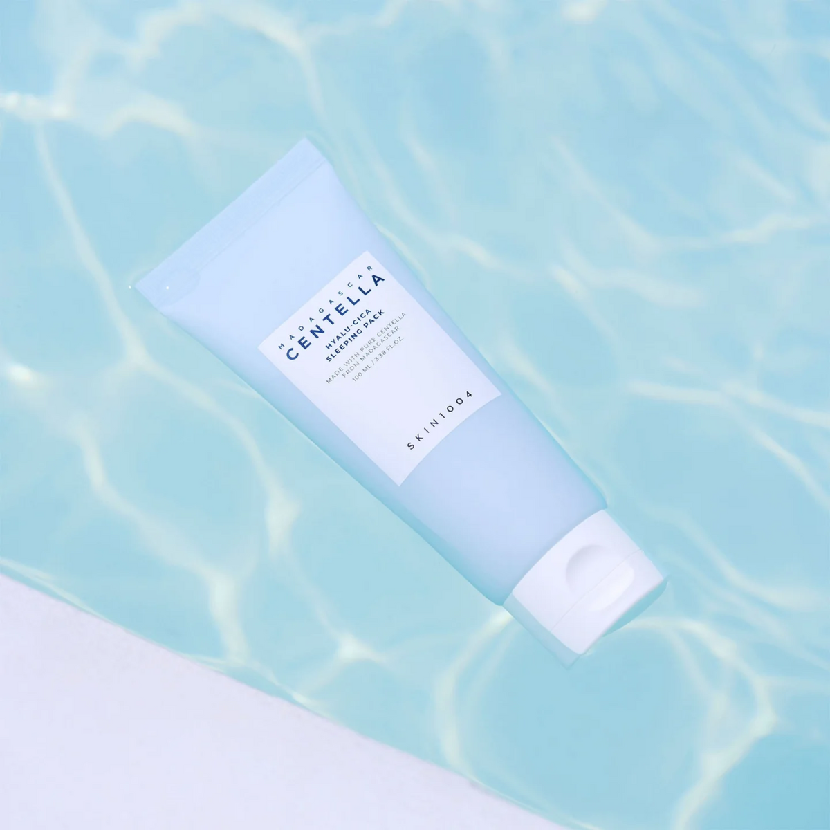 Tube bleu de masque de nuit posé dans l&