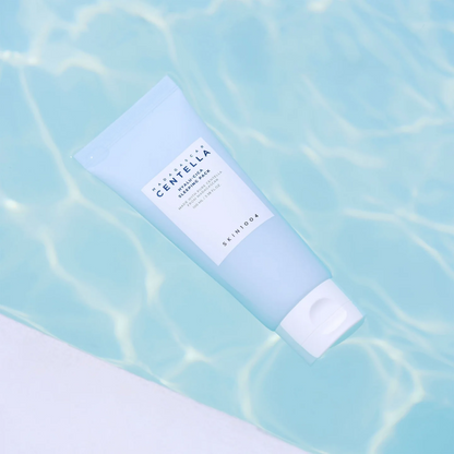 Tube bleu de masque de nuit posé dans l&