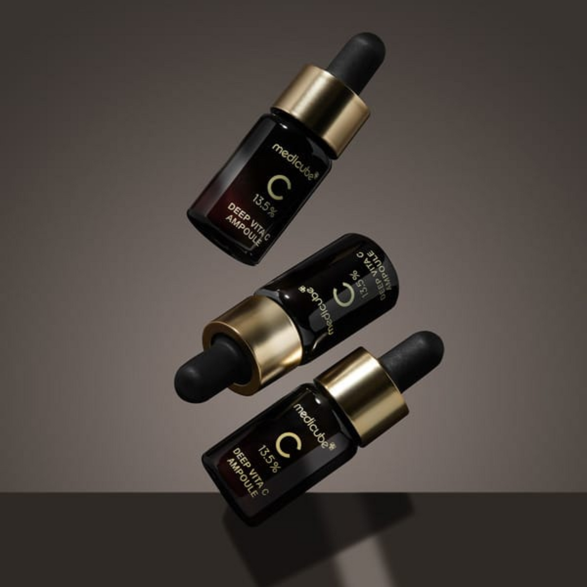 Trois flacons sombres d&