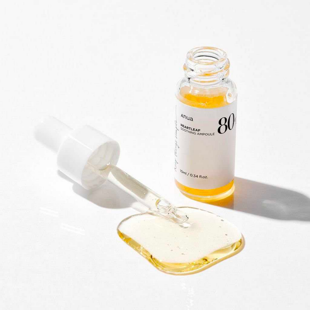 Flacon miniature ouvert près de sa pipette et d&