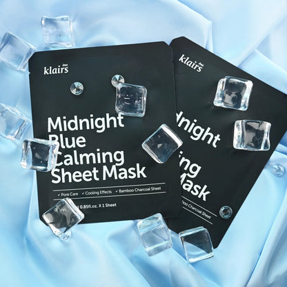 Sachets noirs de masques avec des glaçons sur un tissu bleu