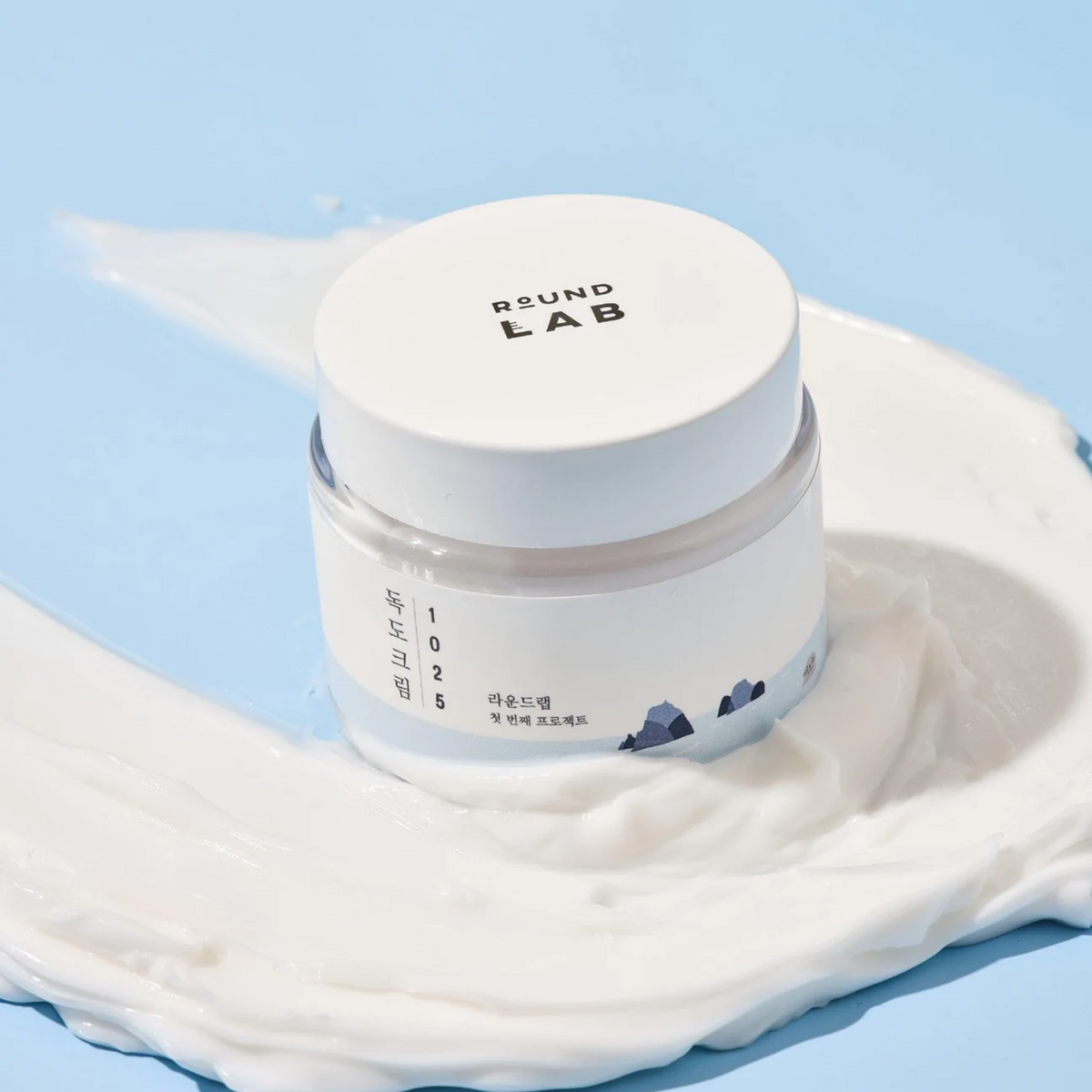 Pot blanc de crème sur une large trace de texture blanche