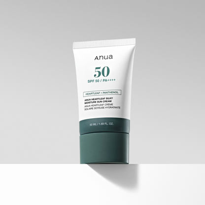 Tube blanc et vert de crème solaire avec son indice SPF50 et PA++++